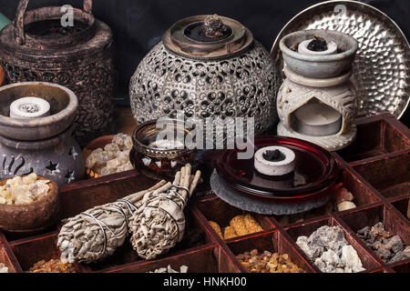 Salvia Apiana (weißer Salbei, Heilige Salbei, Biene Salbei, Kalifornien Salbei) und verschiedene Arten von Weihrauch Weihrauch: Weihrauch, Myrrhe, Palo Santo, Gowe Stockfoto
