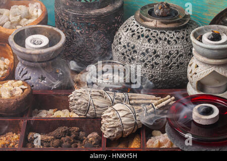 Salvia Apiana (weißer Salbei, Heilige Salbei, Biene Salbei, Kalifornien Salbei) und verschiedene Arten von Weihrauch Weihrauch: Weihrauch, Myrrhe, Palo Santo, Gowe Stockfoto