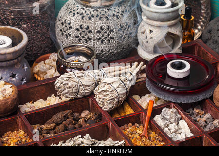 Salvia Apiana (weißer Salbei, Heilige Salbei, Biene Salbei, Kalifornien Salbei) und verschiedene Arten von Weihrauch Weihrauch: Weihrauch, Myrrhe, Palo Santo, Gowe Stockfoto
