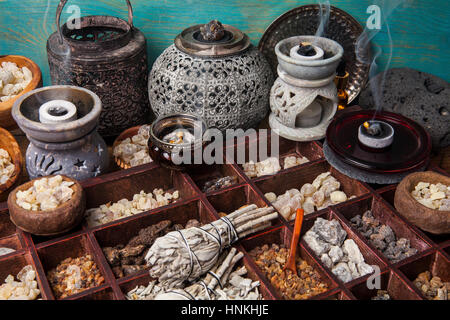 Salvia Apiana (weißer Salbei, Heilige Salbei, Biene Salbei, Kalifornien Salbei) und verschiedene Arten von Weihrauch Weihrauch: Weihrauch, Myrrhe, Palo Santo, Gowe Stockfoto