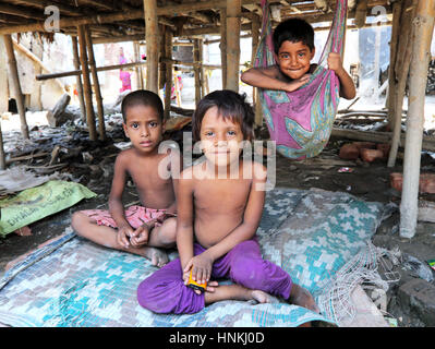 Kinder in Thangra Slum in Kalkutta sitzen unter einer Hütte auf Stelzen, Indien, Asien Stockfoto