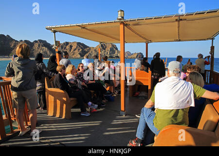 Bootsfahrt bei Sonnenuntergang, rund um die Bucht von Muscat im Oman Stockfoto