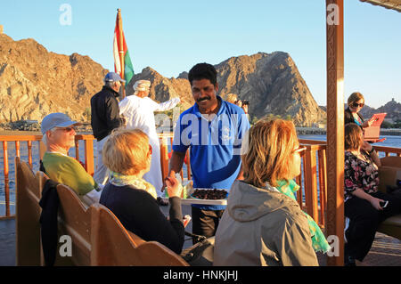 Bootsfahrt bei Sonnenuntergang, rund um die Bucht von Muscat im Oman Stockfoto