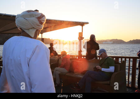 Bootsfahrt bei Sonnenuntergang, rund um die Bucht von Muscat im Oman Stockfoto