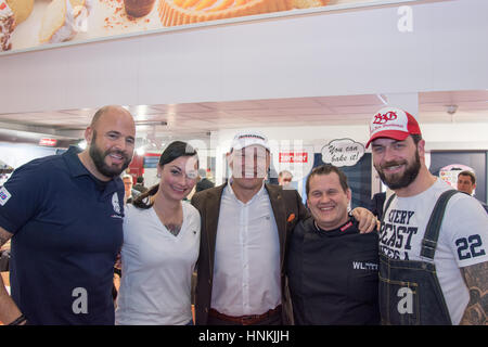 Frankfurt am Main, Deutschland. 13. Februar 2017. AMBIENTE: l-r: Food Stylist Dominik Wetzel, TV-Moderatorin Lina van de Mars, Boxer Axel Schulz, Küchenchef Wolfgang Lin Stockfoto