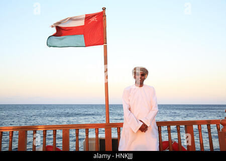 Bootsfahrt bei Sonnenuntergang, rund um die Bucht von Muscat im Oman Stockfoto