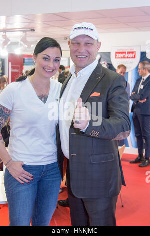 Frankfurt am Main, Deutschland. 13. Februar 2017. AMBIENTE: TV-Moderatorin Lina van de Mars, Boxer Axel Schulz am Fackelmann Stand Stockfoto