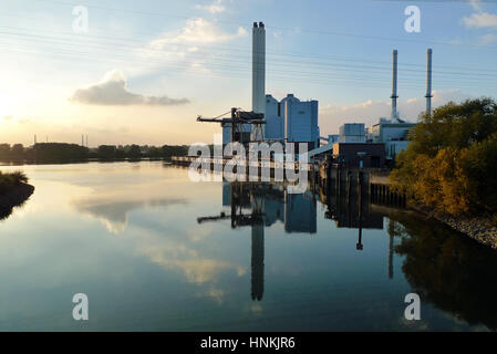 Kohle-Kraftwerk-R auf der Seite eines Kanals, Deutschland. Stockfoto