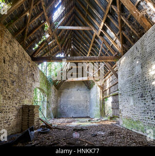 Das Innere des baufälligen, zusammenbrechenden alten Scheune Stockfoto