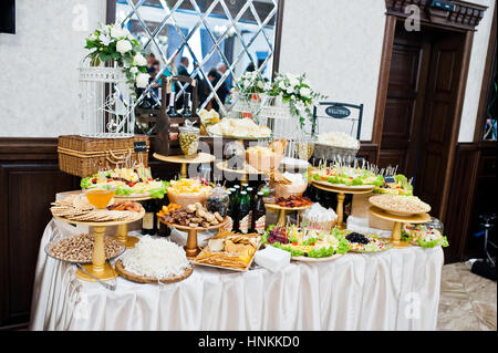 Tabelle der verschiedenen Bier Snacks auf Hochzeitsfeier. Stockfoto
