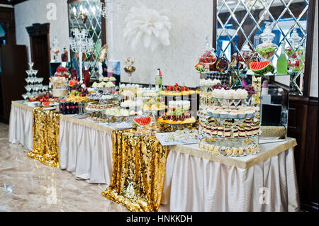Tabelle der verschiedenen Süßigkeiten, Kuchen und Obst auf der Hochzeitsfeier. Stockfoto