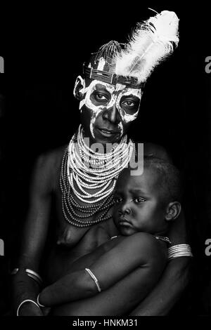 Ein Porträt von Mutter und Kind von der Karo-Stammes, nieder Dorf Omo-Tal, Äthiopien Stockfoto