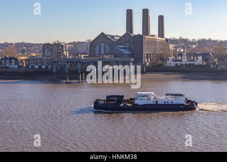 Wartung Boot an einem hellen Tag und zeigt ein Fluss Wartung Schiff flussabwärts, vorbei an der Trinity Hospital und Greenwich Kraftwerk. Stockfoto