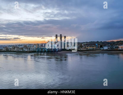 Morgendämmerung am Greenwich Kraftwerk. Am frühen Morgen Schuss des Kraftwerks in Greenwich und der Trinity-Krankenhaus mit einem wunderschönen Sonnenaufgang Himmel. Stockfoto