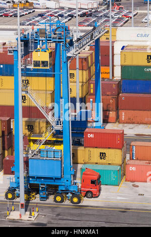 Draufsicht des Terminals mit blauen Portalkran Laden LKW mit Frachtcontainer, Hafen von Civitavecchia, Latium, Italien Stockfoto