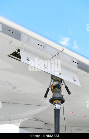 Tank-Düse am Flügel, Betankung, Sun Express, Boeing B 737, Flughafen München, Oberbayern, Deutschland Stockfoto