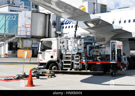 Tankstellen, Fahrzeug, Tank-Düse am Flügel, Betankung, Lufthansa Airbus A320 NEO, Flughafen München, Oberbayern, Deutschland Stockfoto