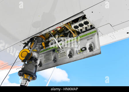 Tank-Düse am Flügel, Betankung, Sun Express, Boeing B 737, Flughafen München, Oberbayern, Deutschland Stockfoto