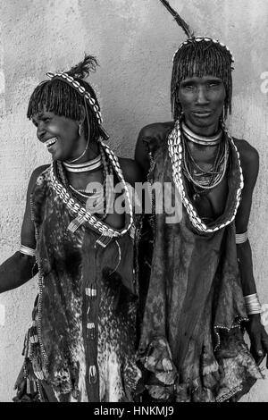 Zwei Hamer Turmi Tribeswomen am Montag Markt, Turmi, Omo Valley, Äthiopien Stockfoto