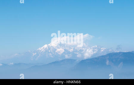 Blick über Schnee bedeckt Berge des Himalaya von Shivapuri National Park in der Nähe von Kathmandu, Nepal Stockfoto