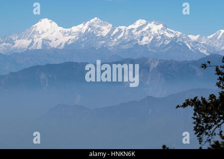 Blick über Schnee bedeckt Berge des Himalaya von Shivapuri National Park in der Nähe von Kathmandu, Nepal Stockfoto