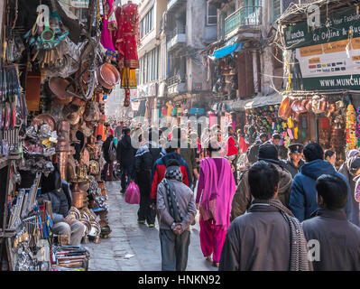 Shop hält und Massen in den Straßen von Kathmandu, Nepal Stockfoto