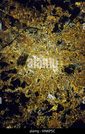 Um lokalen Mitternacht Zeit auf 8. April 2015 nahm Astronauten an Bord der internationalen Raumstation ISS dieses Foto von Paris, oft bezeichnet als die "Stadt des Lichts." Das Muster der Straßenraster dominiert in der Nacht, bietet eine ganz andere Reihe von visueller Merkmale von denen sichtbar während des Tages. Stockfoto