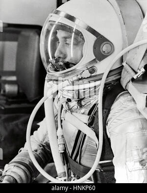 Astronaut Alan Shepard in seinem silbernen Druck Anzug mit dem Helmvisier geschlossen als er bereitet sich auf seinen bevorstehenden Start von Mercury-Redstone 3 (MR-3). Am 5. Mai 1961 wurde Alan B. Shepard Jr. der erste Amerikaner, der in den Weltraum zu fliegen. Seine Freiheit 7 Mercury-Kapsel flog eine suborbitalen Flugbahn 15 Minuten 22 Sekunden. Stockfoto