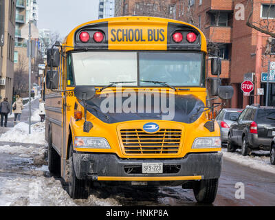 Toronto, Kanada - 21. Dezember 2016: blue bird Vision School Bus warten auf Service in einem ruhigen Teil der Innenstadt von Toronto, Ontario, Kanada Stockfoto