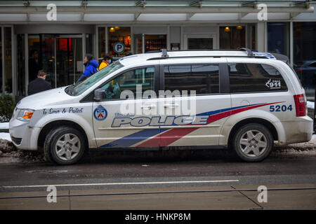 Toronto, Kanada - 21. Dezember 2016: Dodge Grand Caravan cru 2204 aus der Toronto Polizei in Betrieb in der Innenstadt Stockfoto