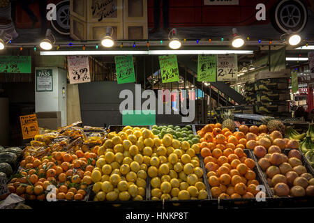 Toronto, Kanada - 21. Dezember 2016: Zitrusfrüchte (Orangen und Zitronen) zum Verkauf auf St Lawrence Markt Stockfoto