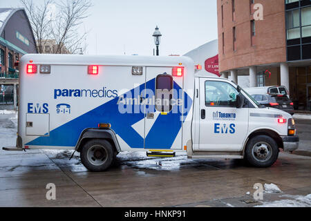 Toronto, Kanada - 21. Dezember 2016: Stadt Toronto ems cctu 88 Chevy critical care Ambulanz in Betrieb in der Innenstadt von Toronto Sanitäter Services Stockfoto