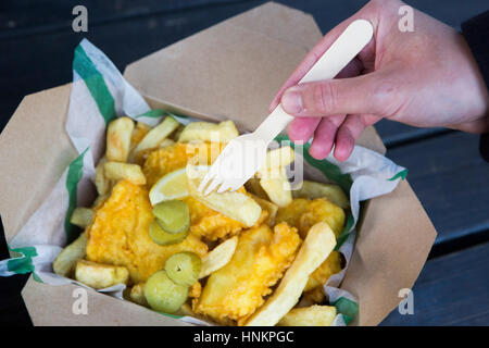 Fish n Chips von Kaukasischen Männchen gefressen. Stockfoto