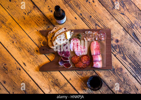 Charcuterie Platte mit Handwerk Bier. Stockfoto