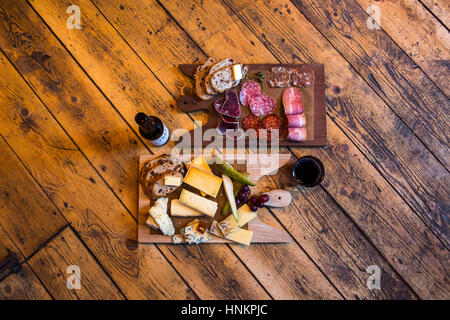 Wurst- und Käseplatten mit Handwerk Bier und Rotwein. Stockfoto