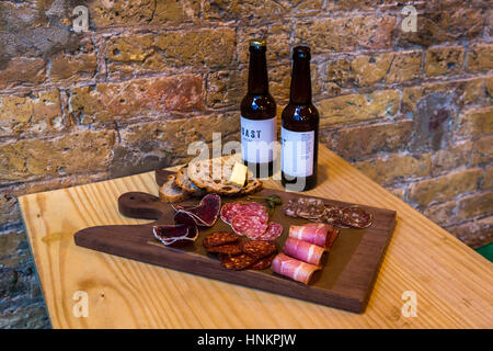 Charcuterie Platte mit Handwerk Bier. Stockfoto