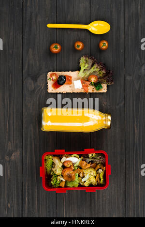 Glasflasche Saft auf dem Tisch liegen Stockfoto