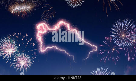 Ein dunklen Nachthimmel mit einem funkelnden roten Feuerwerkskörper in der Form von Turkmenistan besteht in. (Serie) Stockfoto