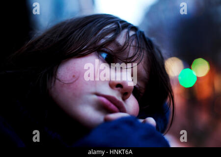 Nachdenklich und traurig schöne langhaarige 8 Jahre spanische alte junge auf Balkon, Barcelona, Spanien. Stockfoto