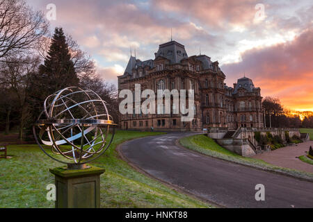 Morgenlicht beleuchtet die Amillary Sphäre Denkmal für HM Königin Elizabeth, die Königinmutter in den Gärten der Bowes Museum in Barnard Castle Stockfoto