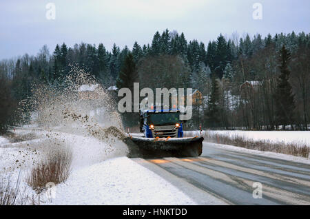 SALO, Finnland - 14 Januar: Scania LKW mit Schneepflug entfernt Schnee und Graupel aus Autobahn im Süden von Finnland an einem bewölkten Tag im Winter. Stockfoto