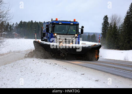 SALO, Finnland - 14 Januar: Scania LKW mit Schneepflug entfernt Schnee und Graupel aus Autobahn im Süden von Finnland an einem bewölkten Tag im Winter. Stockfoto