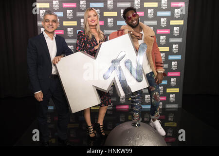 Bürgermeister von London Sadiq Khan posiert für ein Foto mit Tinie Tempah und MTV Moderatorin Laura Whitmore in den Geschäftsräumen von Viacom in London, wo er verkündete, dass die MTV European Music Awards am 12. November in der Stadt stattfinden wird. Stockfoto