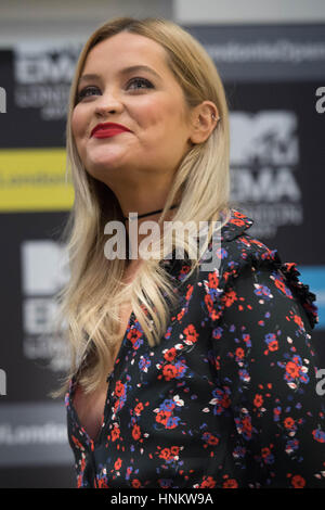 MTV-Moderatorin Laura Whitmore in den Geschäftsräumen von Viacom in London, wo Bürgermeister von London Sadiq Khan angekündigt, dass die MTV European Music Awards am 12. November in der Stadt stattfinden wird. Stockfoto