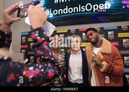 Bürgermeister von London Sadiq Khan posiert für ein Foto mit Tinie Tempah und Sänger Ray Blk in den Geschäftsräumen von Viacom in London, wo er verkündete, dass die MTV European Music Awards am 12. November in der Stadt stattfinden wird. Stockfoto