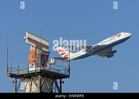 Luftraum. British Airways 747 G-BYGG vom Flughafen London Heathrow in blauer Himmel dem Air traffic control Radar Antenne Stockfoto