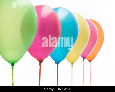 Landschaft Bild-Overlay von bunten Luftballons auf weißen Hintergrund klebt Stockfoto