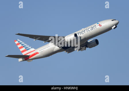 American Airlines Boeing 777-223ER N798AN Einnahme abseits vom Flughafen London Heathrow in blauer Himmel Stockfoto