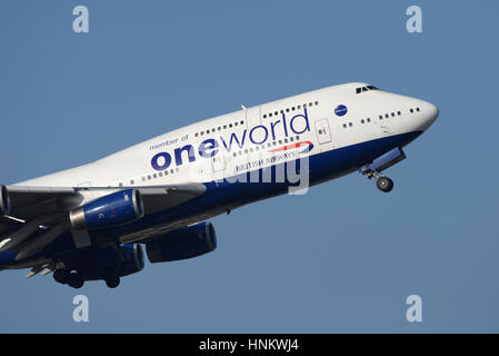 British Airways 747-436 G-CIVP startet vom Flughafen London Heathrow in blauem Himmel. Oneworld-Lackierung Stockfoto