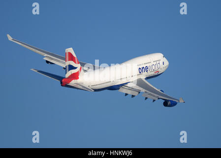 British Airways 747-436 G-CIVP vom Flughafen London Heathrow in blauen Himmel abheben Stockfoto